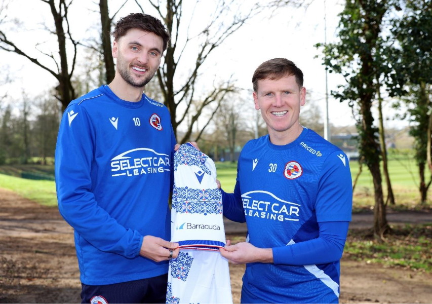 The photo features Lewis Wing & Matt Ritchie.
Lewis Wing is Reading FC’s captain and central midfield playmaker, while Matt Ritchie is an experienced winger whose career includes extensive Premier League and international experience.